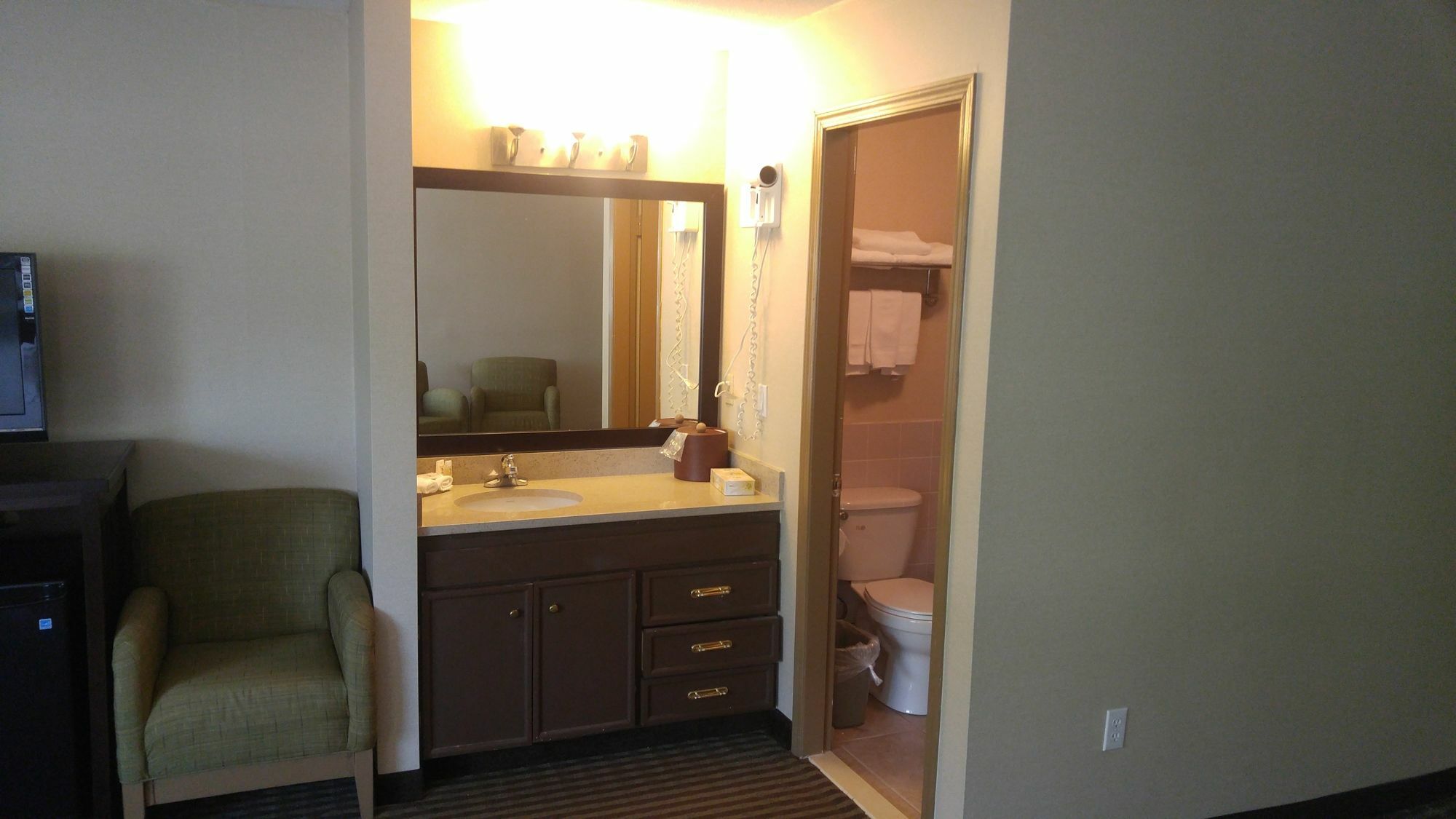 מלון Ramada By Wyndham אבוטספורד מראה חיצוני תמונה