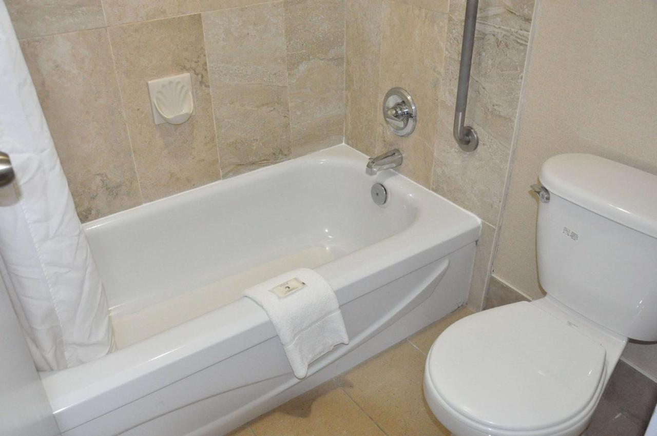מלון Ramada By Wyndham אבוטספורד מראה חיצוני תמונה